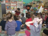 Les enfants sont attentifs à l'histoire de Martin le lapin!